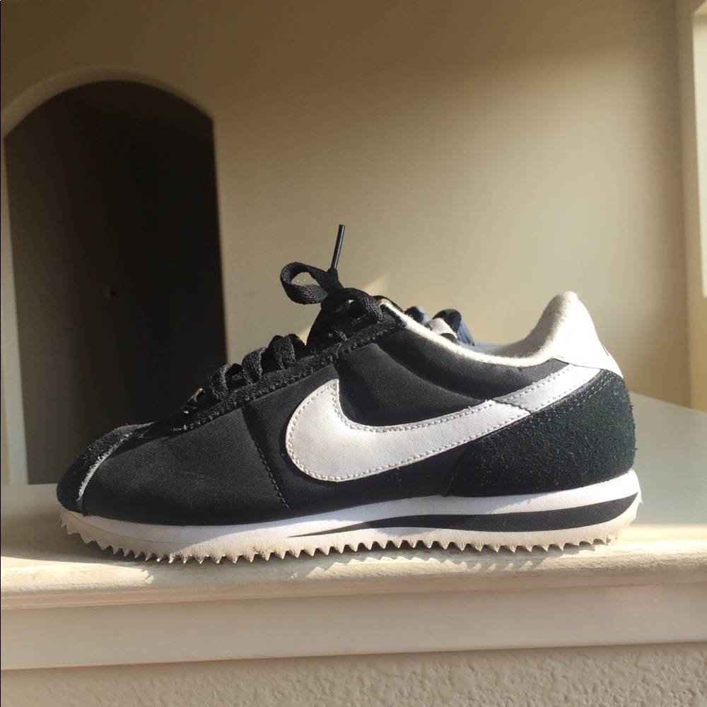 Black and white nike Cortez size 4y